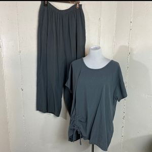 Beautiful slate gray top and capris set